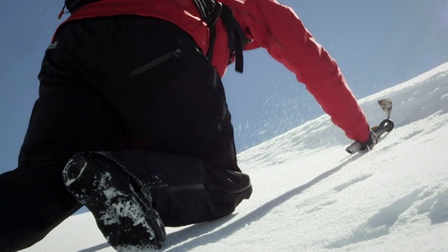 登山者爬上一座白雪覆盖的山视频素材