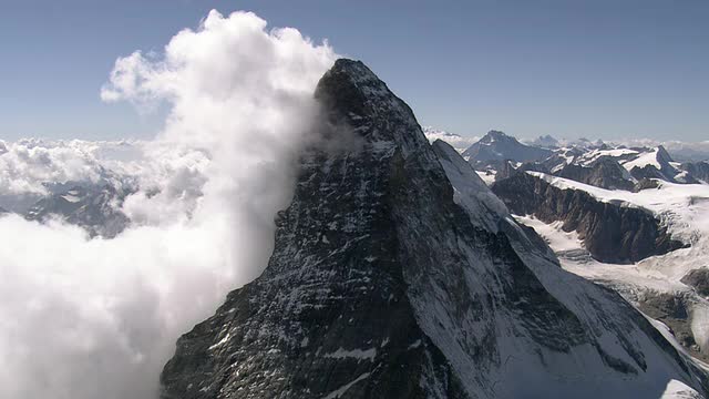 山顶山脊和三名登山者在意大利山顶的鸟瞰图与雾区在南部/马特洪峰，瓦莱，瑞士视频素材