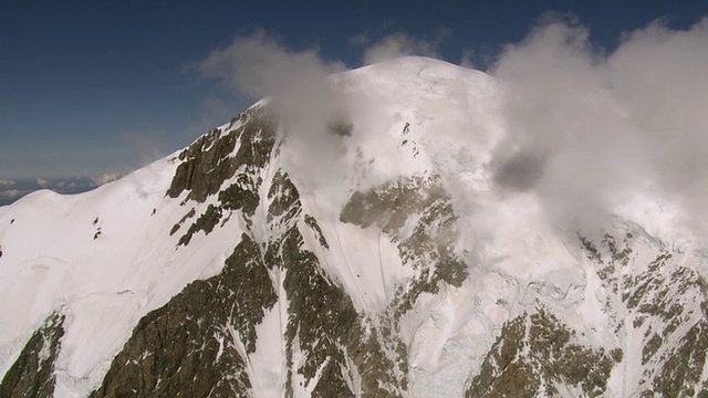 法国上萨沃伊的勃朗峰南部云团的勃朗峰西北峰脊的WS鸟瞰图视频素材