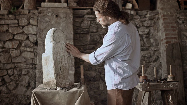 石匠开始用锤子和凿子雕刻石头视频下载