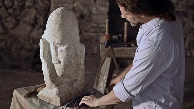 石匠开始用锤子和凿子雕刻石头视频素材