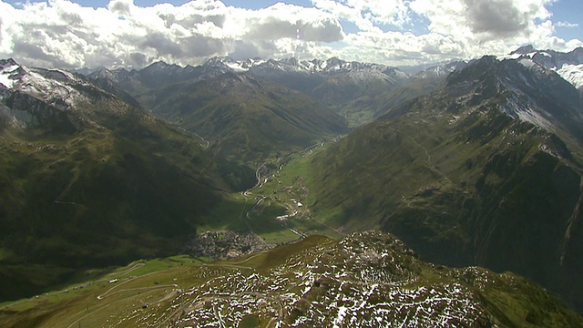 Goschener山谷和安德马特的WS鸟瞰图与乌里阿尔卑斯山和乌尔森山谷/安德马特，乌里，瑞士视频素材