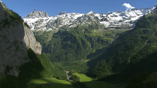 Surenen山谷的WS鸟瞰图与spannorter / Surenen山谷，Uri，瑞士视频素材