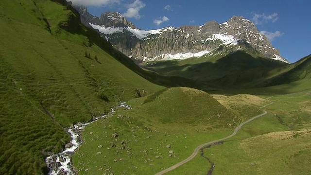 瑞士乌里苏伦河谷与斯蒂伦巴赫河/苏伦河谷的WS鸟瞰图视频素材