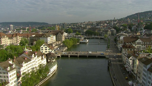 从空中俯瞰利马特河和旧城，市政厅，Fraumunster修道院和Grossmunster教堂，苏黎世火车站/苏黎世市，瑞士视频下载