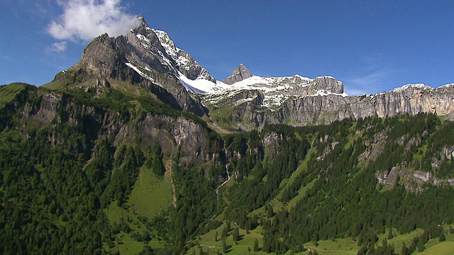 WS鸟瞰图布劳瓦尔德与格拉鲁斯阿尔卑斯山/布劳瓦尔德，格拉鲁斯，瑞士视频素材