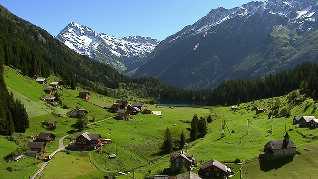 瑞士乌里，马德拉纳山谷的村庄和Golzeren湖的WS鸟瞰图视频下载