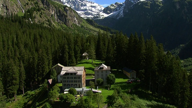 瑞士乌里，马德拉纳河谷Balmenegg的WS鸟瞰图视频素材