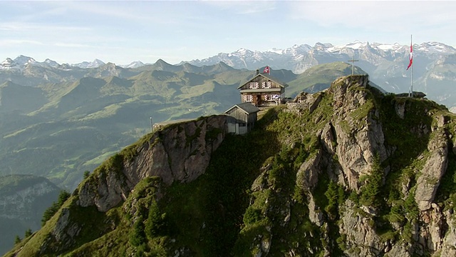 WS鸟瞰图groser Mythen和餐厅与乌里阿尔卑斯山和卢塞恩湖/ Grosser Mythen，施维茨，瑞士视频素材