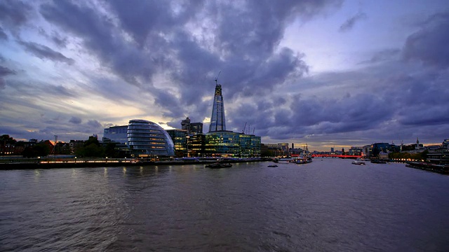 伦敦日落高清时间推移。伦敦塔桥上的泰晤士河视频下载
