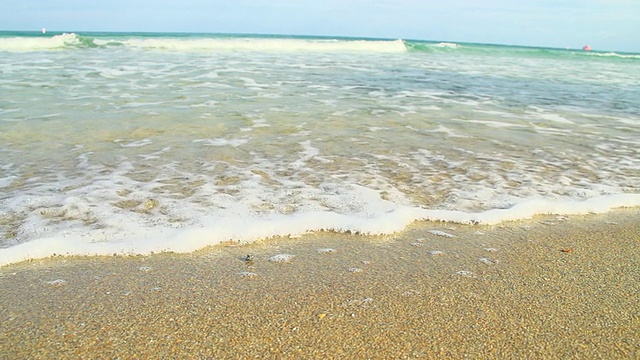 HD超级慢动作:海浪在佛罗里达海滩视频素材