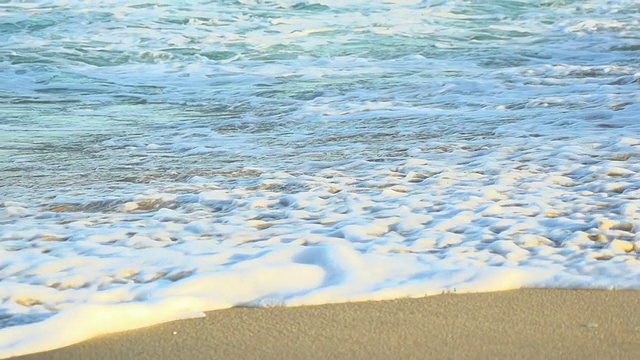 高清超级慢动作:冲浪在海滩上溅水视频素材