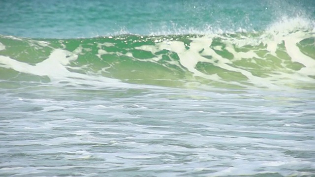 高清超级慢动作:海浪拍打海岸视频素材