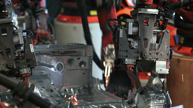机器人焊接在汽车车身特写视频素材