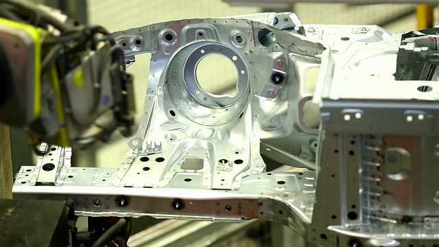 机器人焊接在汽车车身特写视频素材