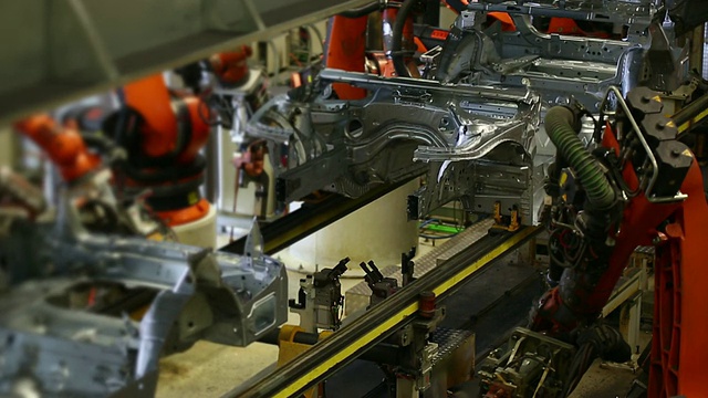 机器人在车身上焊接视频素材