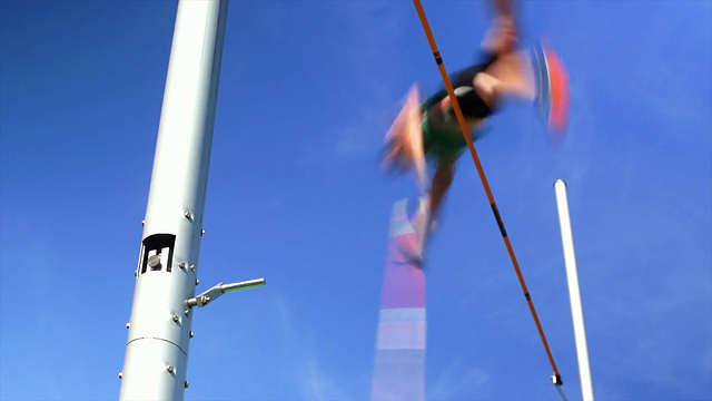 男子撑杆跳运动员通过杠杠视频素材