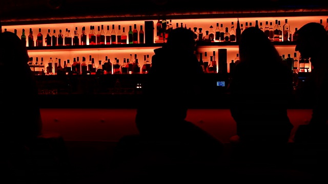 一个女人和两个男人的酒吧场景视频下载