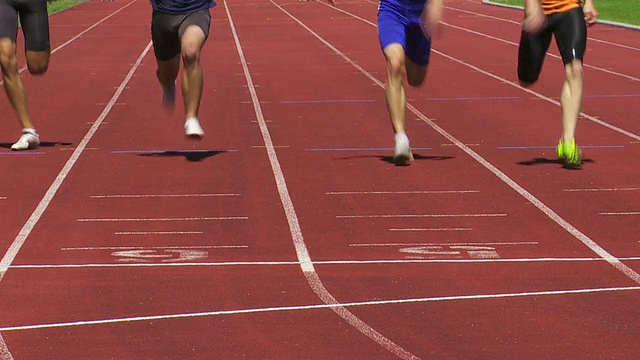 男子短跑运动员在终点线视频素材