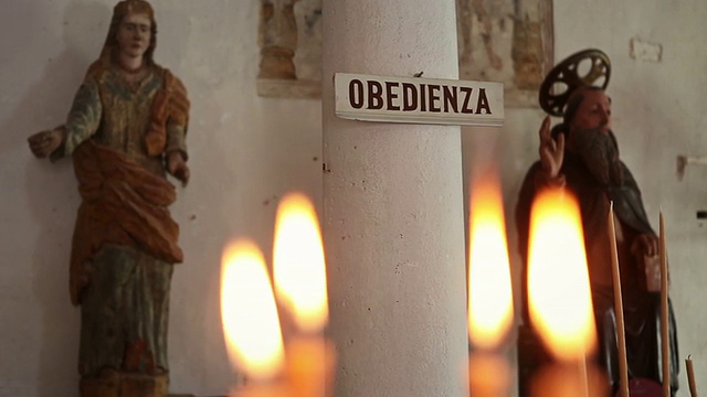 科西嘉岛卡尔维教堂内的蜡烛视频下载