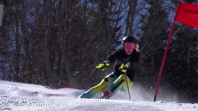 高清超级慢动作:职业女子滑雪运动员练习大回转视频素材