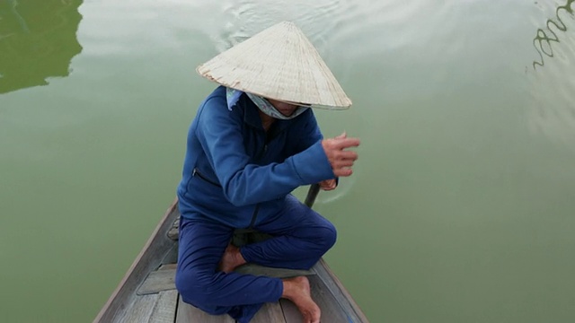 戴着越南传统帽子的妇女在撑船视频素材