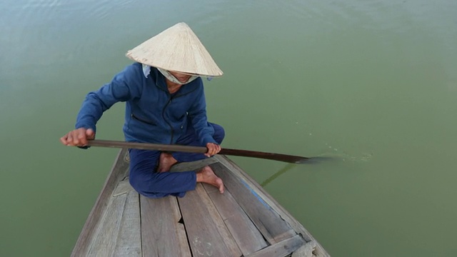 戴着越南传统帽子的妇女划艇视频素材