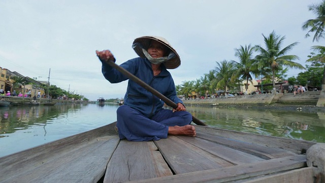 戴着越南传统帽子的女子划艇视频素材