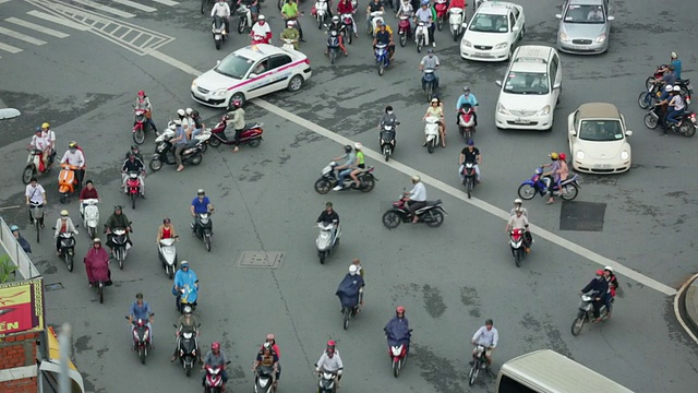 胡志明市拥挤的交通和摩托车视频素材