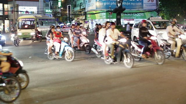 WS档案拍摄的摩托车在红绿灯黄昏在胡志明市视频素材