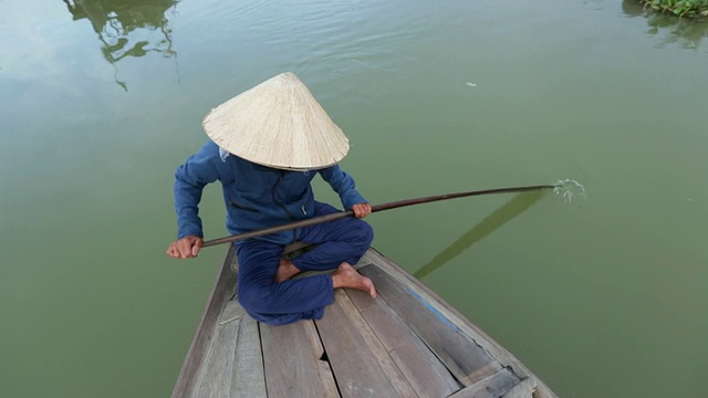 戴着越南传统帽子的妇女划艇视频素材