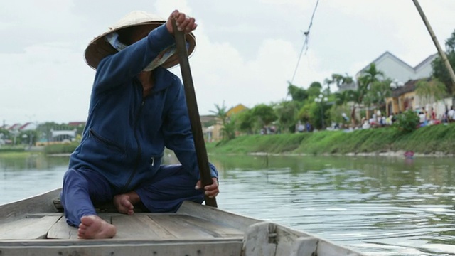 HA女士戴着越南传统帽子划艇视频素材