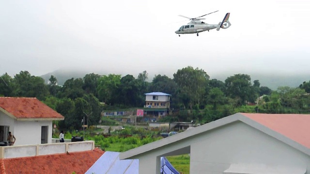 直升机在飞行中视频素材