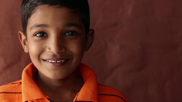 一个微笑的男孩的肖像，巴拉巴格尔，哈里亚纳邦，印度视频素材