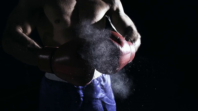 HD超级慢MO:拳击手拳击手套在一起视频素材