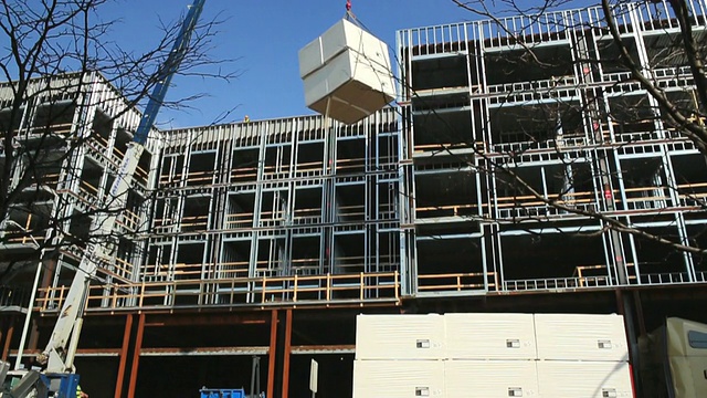 美国密歇根州底特律市，WS Crane正在建筑前搬运大箱子视频下载