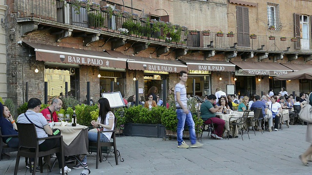 意大利托斯卡纳，坎波广场/锡耶纳街头咖啡馆里的人们视频下载