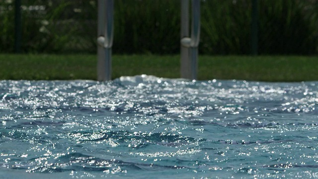 MS SLO MO的抽象镜头，泳道之间翻腾的池面/美国加州戴维斯视频素材
