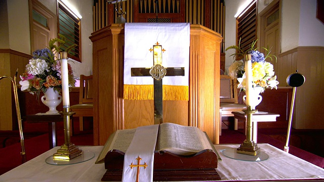美国哥伦比亚特区华盛顿的锡安山教堂，桌子上的十字和打开的圣经半盖用白布绣着金色十字视频下载