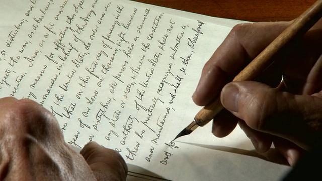 美国马里兰州，亚伯拉罕·林肯总统正坐在书桌前写作，这张照片是用笔在纸上拍摄的视频下载