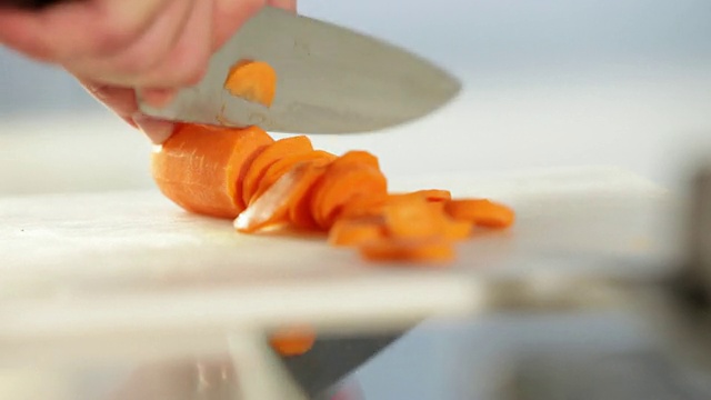 MS食物厨师切胡萝卜/圣保罗，巴西视频素材