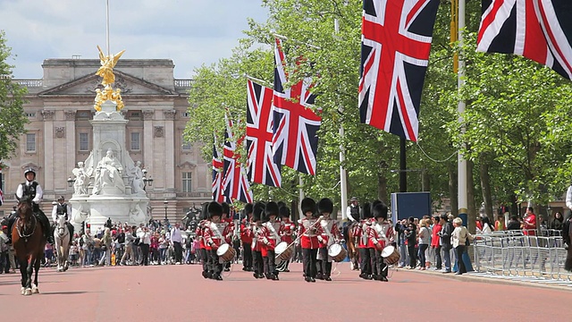 英国伦敦，白金汉宫，掷弹兵乐队视频素材