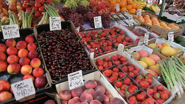 英国伦敦波多贝罗市场的夏季新鲜水果摊视频素材