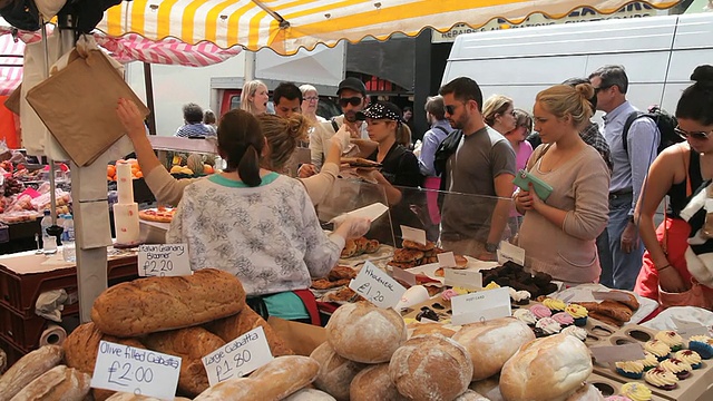 MS摄于英国伦敦波多贝罗市场的有机面包摊视频素材