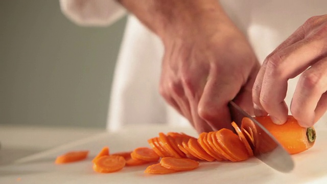 MS食物厨师切胡萝卜/圣保罗，巴西视频素材