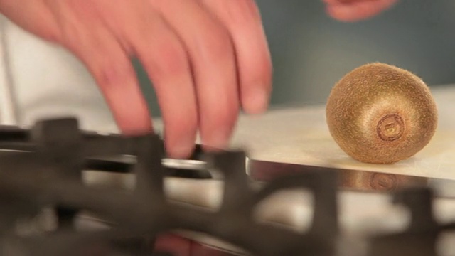 巴西圣保罗，MS食品厨师切猕猴桃视频素材