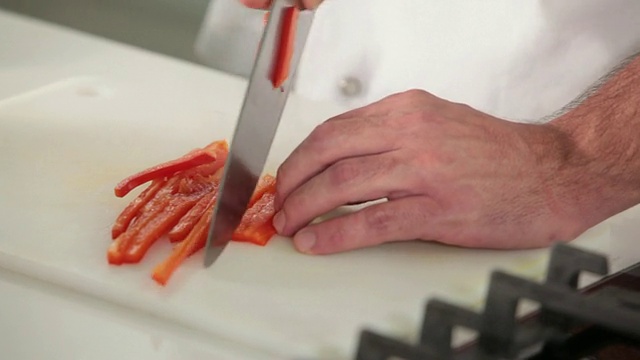 PAN厨师切红黄椒/巴西圣保罗视频素材