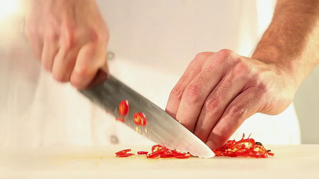 MS Food chef剁红辣椒/圣保罗，巴西视频素材