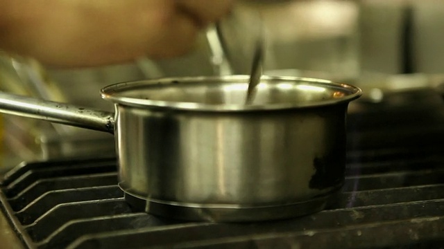 MS Chef cooking a sauce /圣保罗，巴西视频素材