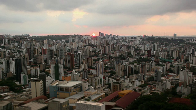 日落时分贝洛奥里藏特市/贝洛奥里藏特，米纳斯吉拉斯州，巴西视频素材